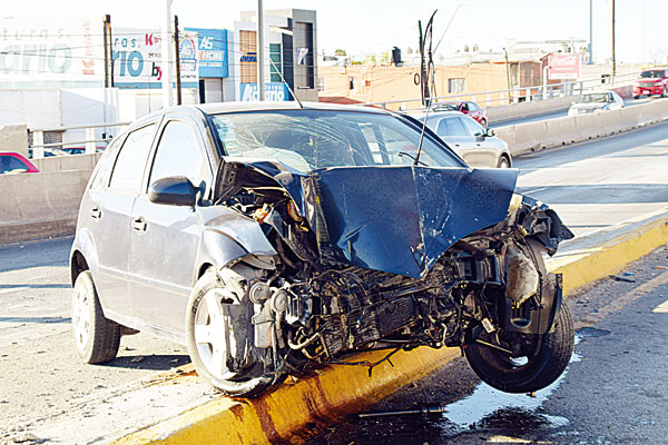 Destroza auto al chocar poste en el bulevar Pape Periódico Zócalo