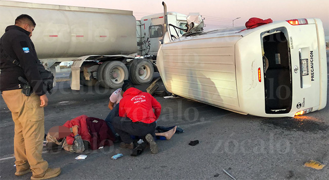 Accidente entre camión de carga y transporte de personal deja 13