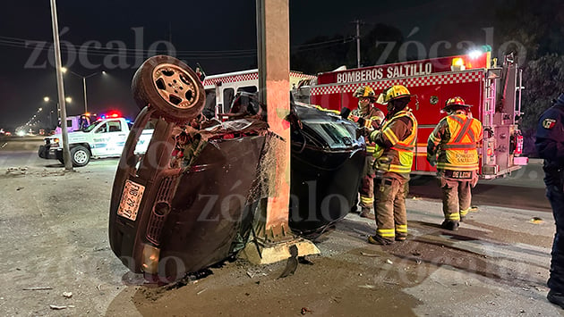 Conductor queda prensado en accidente vial al norte de Saltillo habría