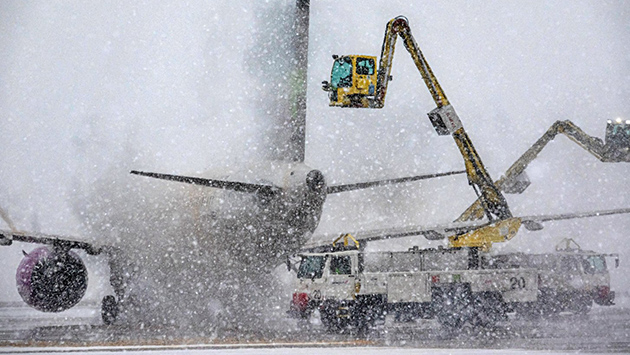 Tormenta invernal Elliot deja más de 2 mil vuelos cancelados en