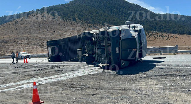 Aparatosa volcadura de tráiler bloquea la carretera 57 trasladan al