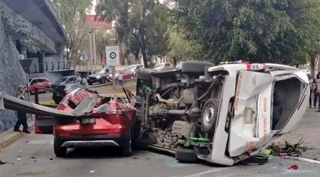 Video Combi Cae De Puente Y Aplasta A Camioneta En Naucalpan Chofer