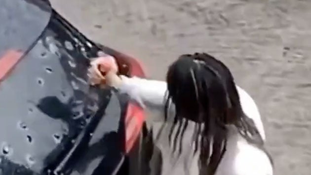 ¡dulce Venganza Captan A Mujer Destrozando Auto De Su Pareja Tras Descubrir Infidelidad 6978